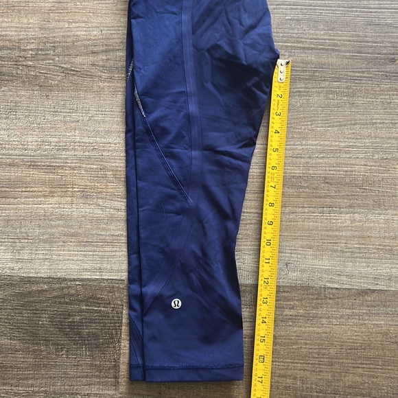 Lululemon 17” Crops | Size 4 - Picture 5 of 5